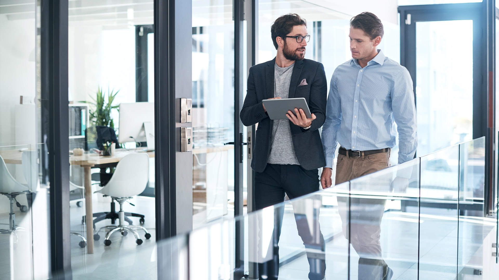 Dos hombres trabajando | © shapecharge | iStock